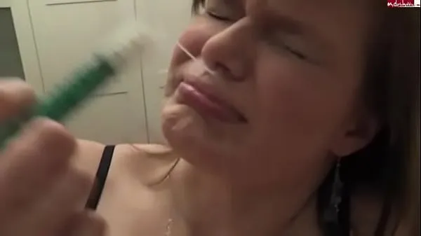 最好的Girl injects cum up her nose with syringe [no sound细管