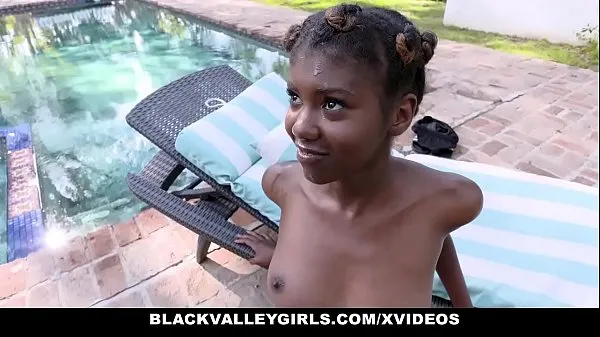 A legjobb BlackValleyGirls - Hot Ebony Teen (Daizy Cooper) Fucks Swim Coach finom cső