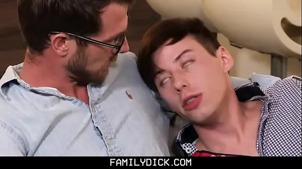 최고의 FamilyDick - Hot Teen Takes Giant stepDaddy Cock 고급 튜브