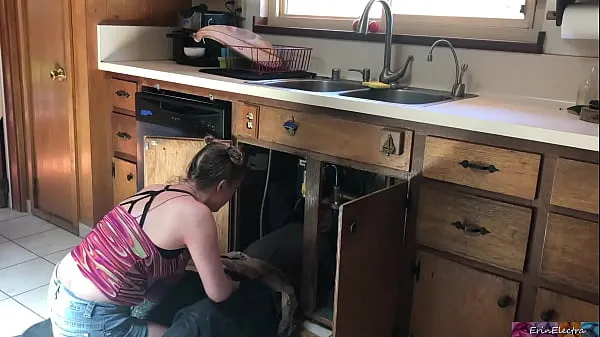 lucky plumber fucked by teen - Erin Electra Tiub halus terbaik
