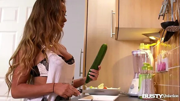 Bästa Busty seduction in kitchen makes Amanda Rendall fill her pink with veggies finröret