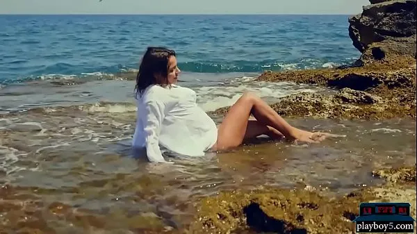 Bedste Sexy bikini teen strips naked outdoor near the sea fine rør