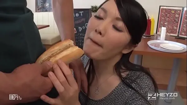Najlepšia Yui Mizutani reporter who came to report when there was a delicious hot dog shop in Tokyo. 1 jemná trubica