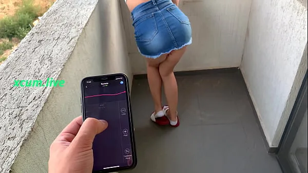 Najboljši Controlling vibrator by step brother in public places fini kanal