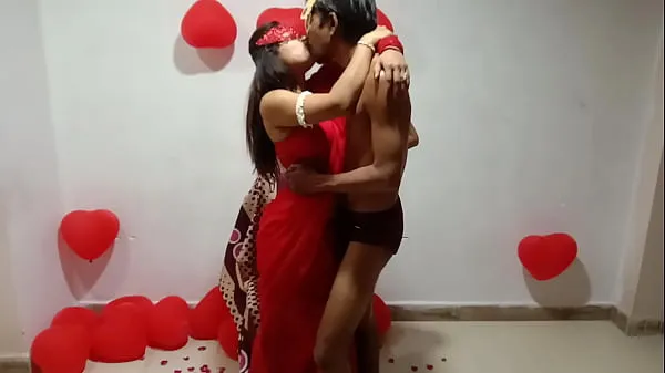 Bedste Newly Married Indian Wife In Red Sari Celebrating Valentine With Her Desi Husband - Full Hindi Best XXX fine rør