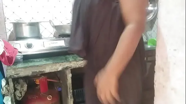 最好的Desi Indian fucks step mom while cooking in the kitchen细管