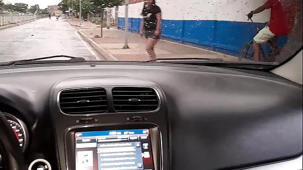 最高のコロンビアのバジェドゥパルの通りで行われる屋外での公共の露出行為。 DeisyYeraldine が Ubersex でセックス散歩をし、公道で車の中で大きなお尻を見せながらチンポをしゃぶるファインチューブ