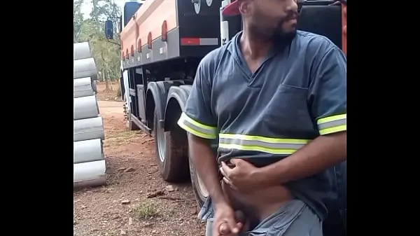 最好的Worker Masturbating on Construction Site Hidden Behind the Company Truck细管