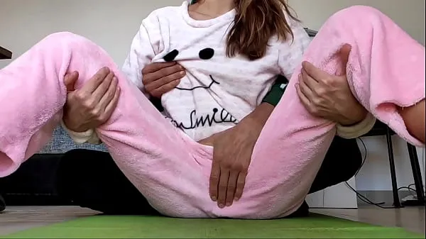 Najboljši asian amateur real homemade teasing pussy and small tits fetish in pajamas fini kanal
